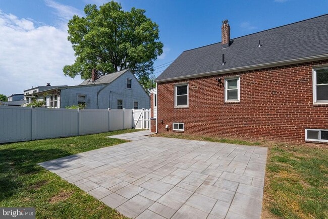 Building Photo - 5831 33rd Ave