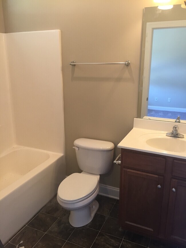 Building Photo - Greenville - 2BD/2.5BA, 1300SF