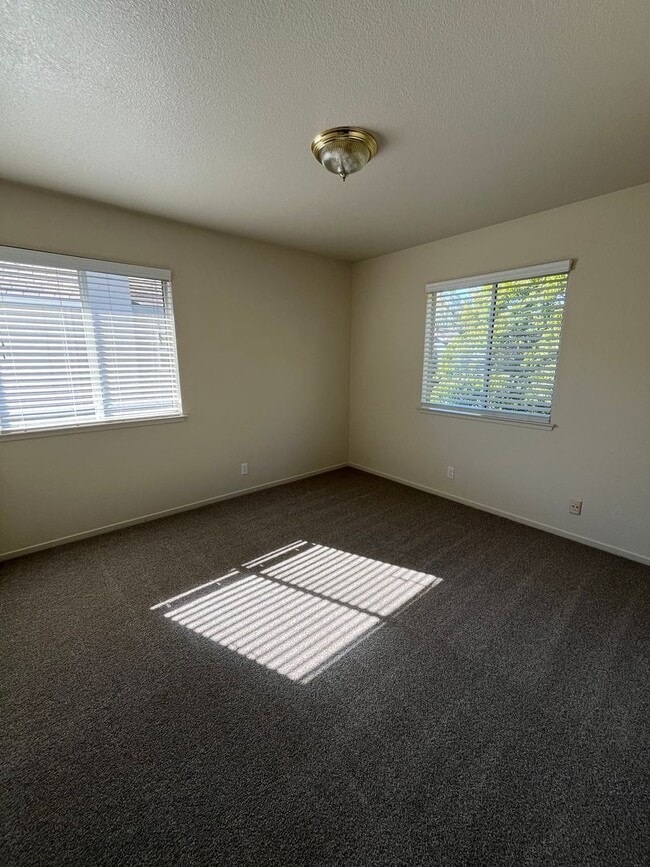 Building Photo - Large 5 Bedroom Home in Mace Ranch