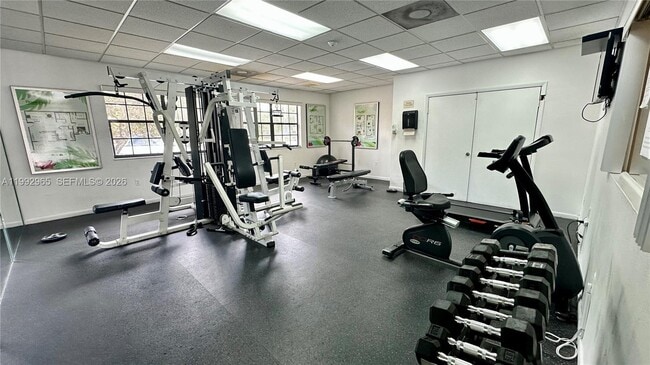 Building Photo - 450 Palm Cir W