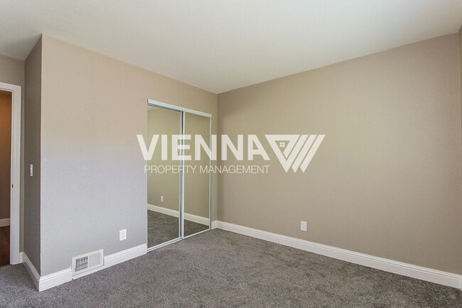Building Photo - Auburn Condo is NOW rent ready!