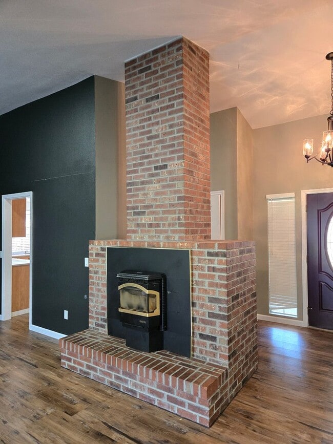 Building Photo - Charming 3BD/2BA Home in Quiet Cul-De-Sac with Solar & Included Landscaping