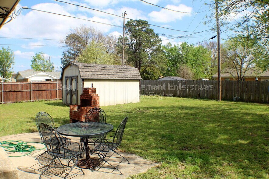 Building Photo - 516 Inwood Dr