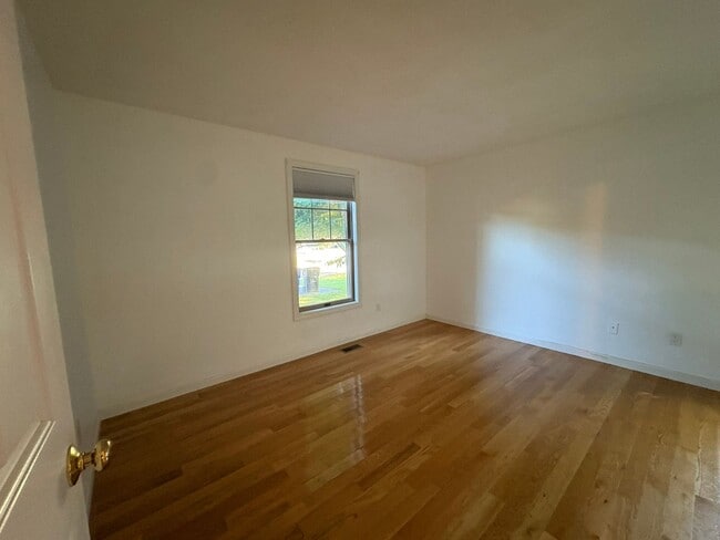Building Photo - Private Home | 3 Bedroom 2 Bathroom | Huge...