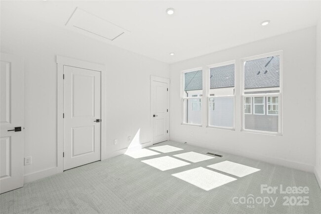 Building Photo - 425 Blairhill Rd