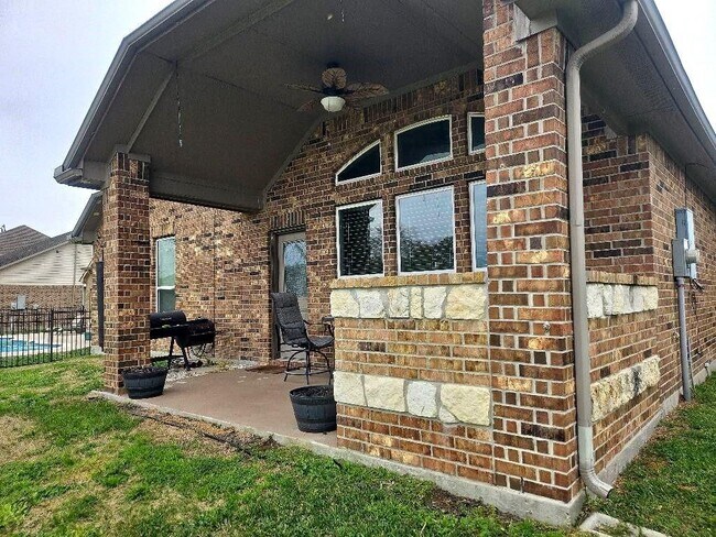 Building Photo - 2419 Doral Dr