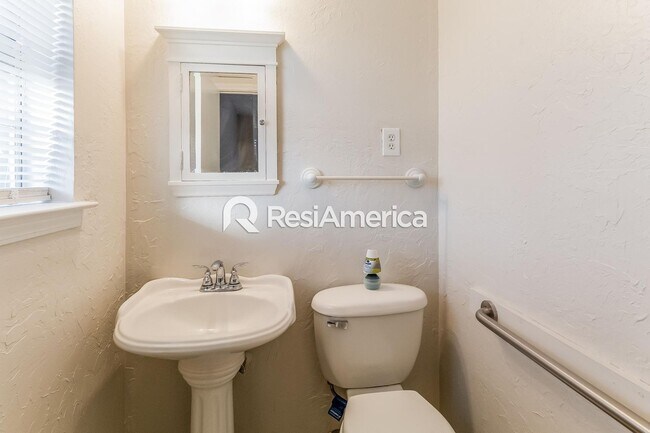 Building Photo - Fully Updated 3BR/1.5B home in Horn Lake