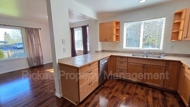 Building Photo - 1733 N Wycoff Ave