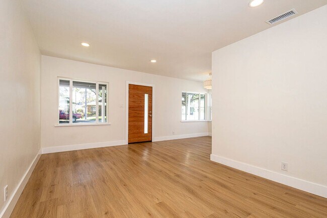 Building Photo - Keystone