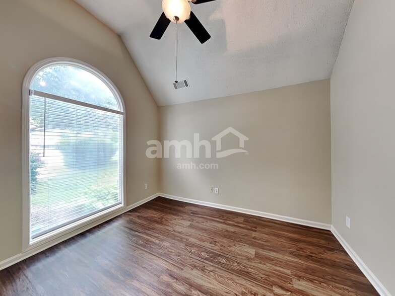 Building Photo - 581 Thornbush Ter