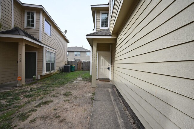 Building Photo - 6127 Yorkglen Manor Ln