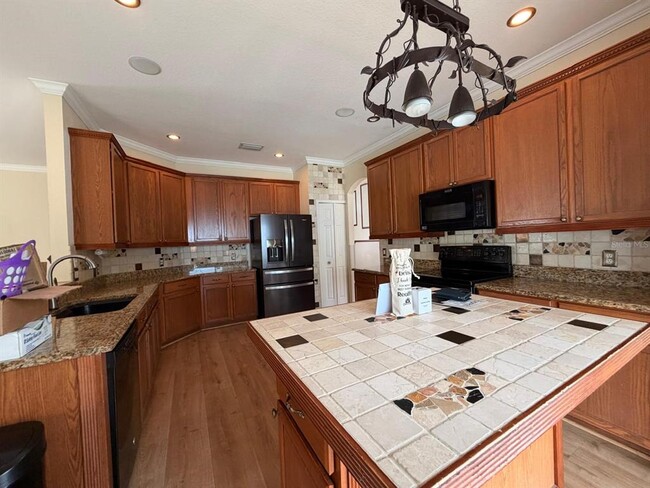 Building Photo - 2418 Huron Cir