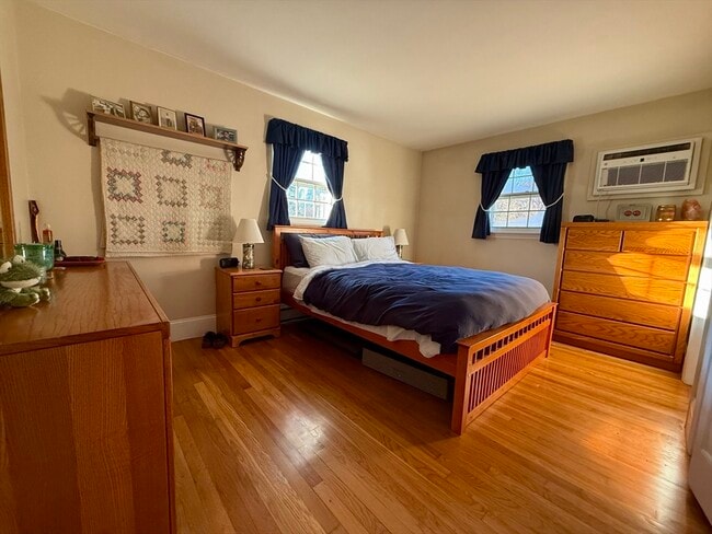 Building Photo - 12 Holiday Dr