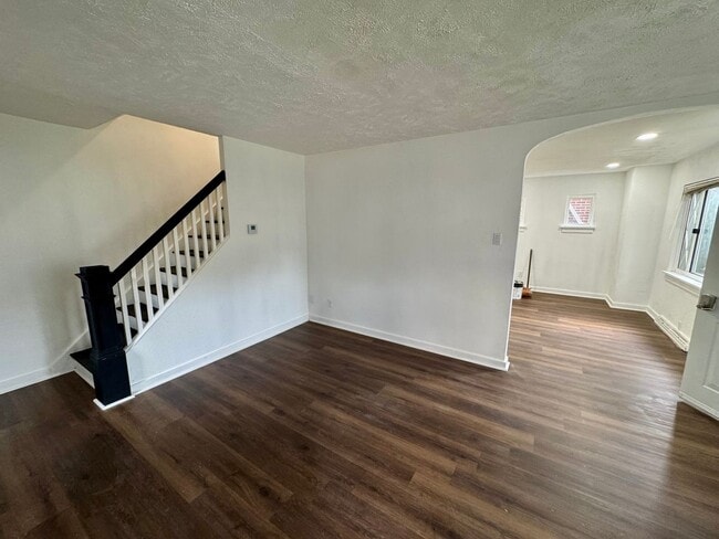 Building Photo - Adorable 2 Bed 1 Bath Home in Brookline W/dedicated office/library space!
