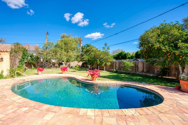 Building Photo - 4049 N 57th Pl