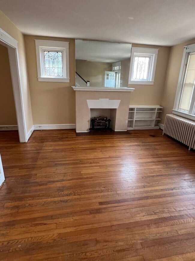 Building Photo - Large 4 Bedroom House