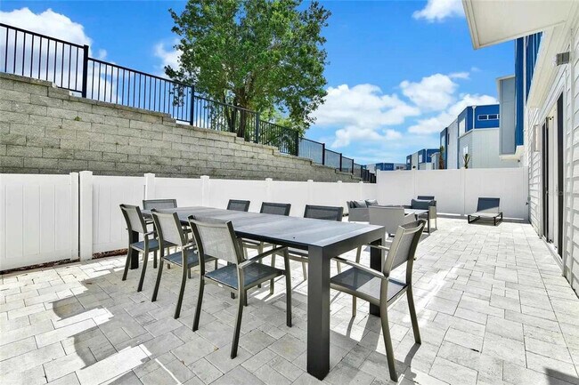 Building Photo - 7740 Sandy Ridge Dr