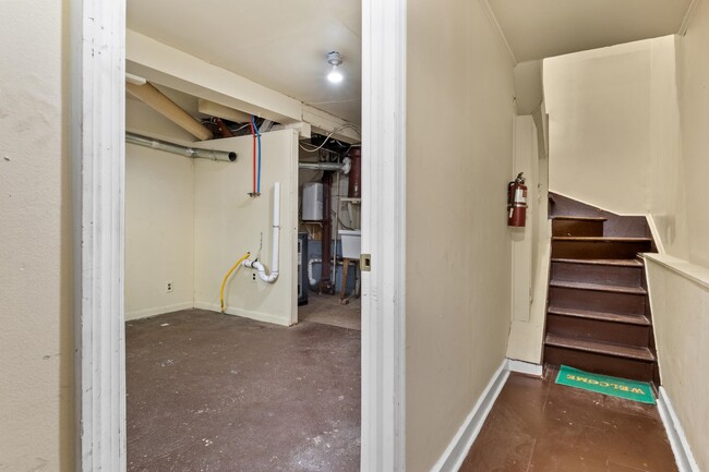 Building Photo - 90 W 43rd St