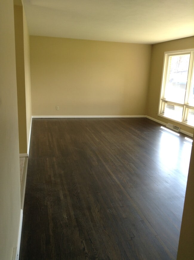 Building Photo - 1229 W Arrowhead Rd