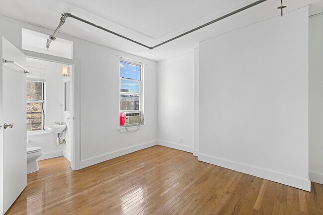 Building Photo - 309 Monroe St