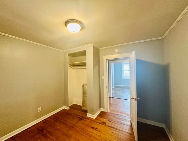Building Photo - DOWNTOWN - 3 Bedroom/1 Bath - Located clos...