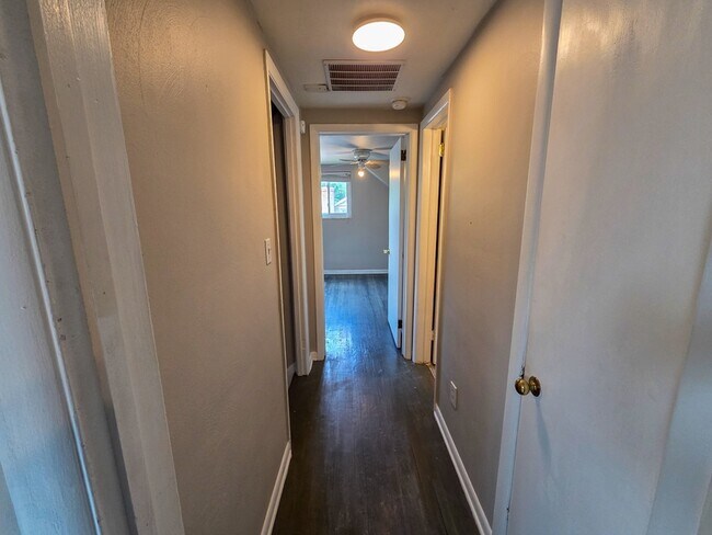 Building Photo - 151 Mahoning Dr