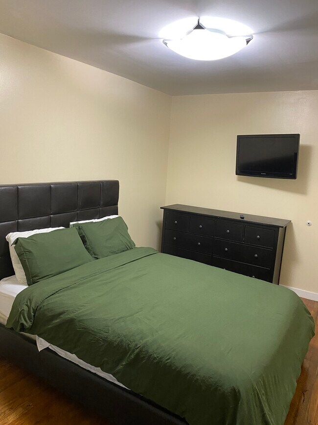 Bedroom 1 - 561 Formwalt St SW