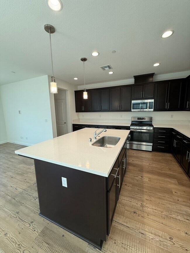 Building Photo - 2460 Cinnabar Dr
