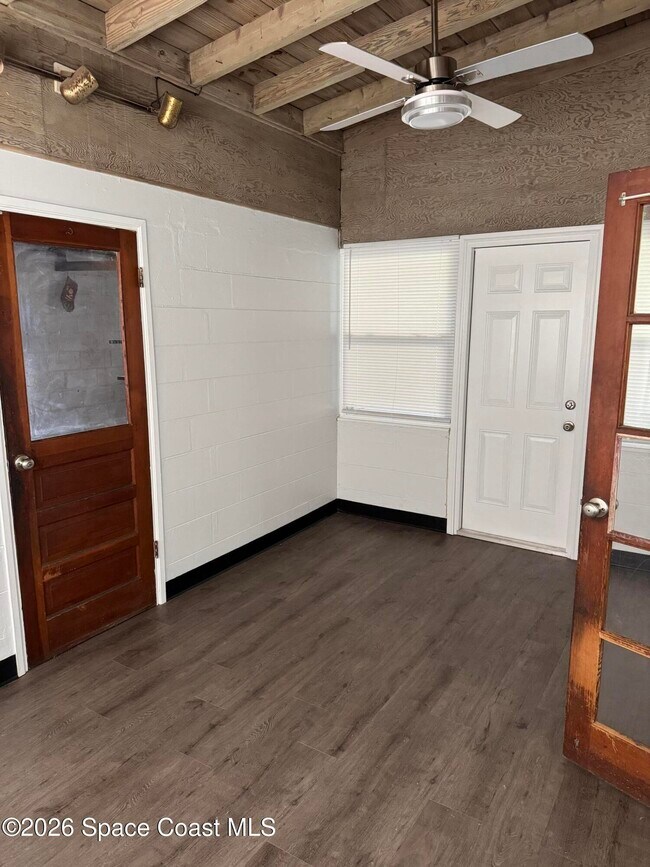 Building Photo - 204 W Alma Dr