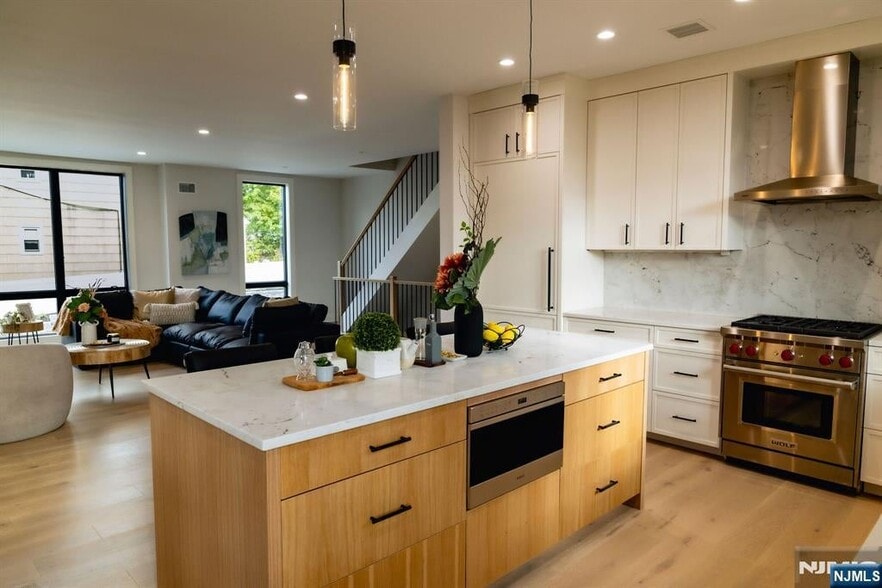 Building Photo - 401 Grand Ave