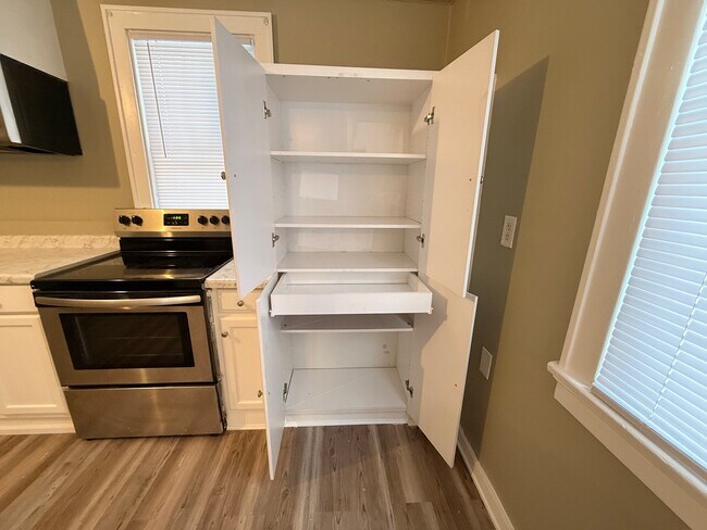 Building Photo - 6 W 30th St