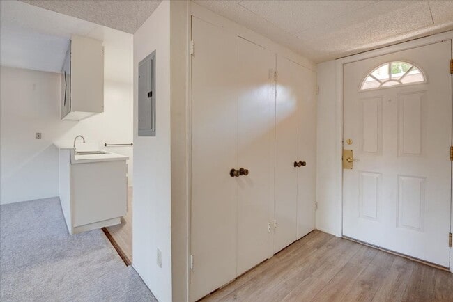 Building Photo - Fantastic 1 Bedroom Condo in Point Loma!!
