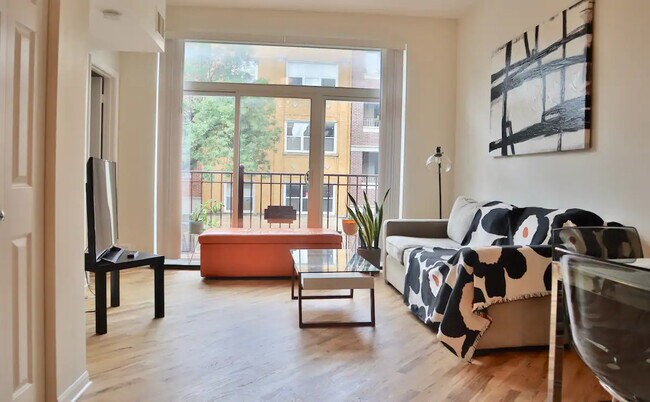 Building Photo - 908 N Damen Ave