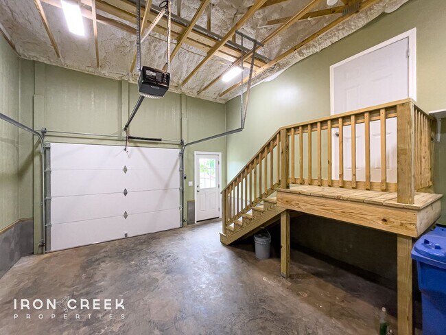 Building Photo - Beautifully Updated Three-Bedroom with Gar...