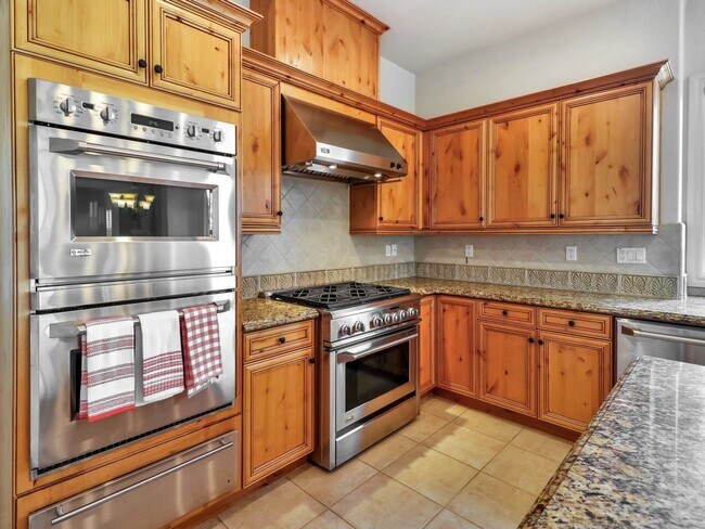 Building Photo - Beautiful custom home in The Promontory in...