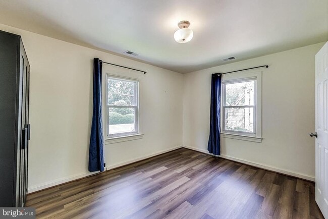 Building Photo - 5516 Greentree Rd