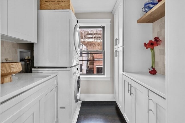 Building Photo - 38 Mead St