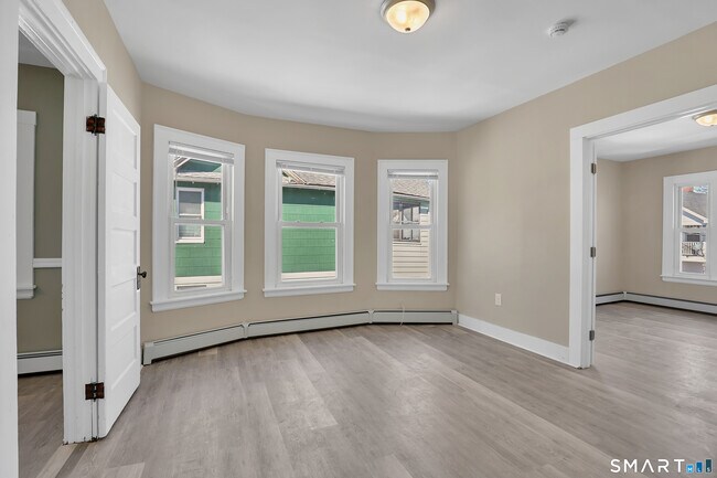 Building Photo - 23 Day St