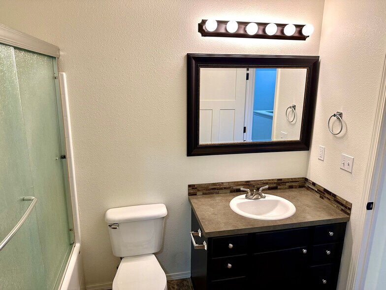 Master Bath ensuite. - 1747 Vela Ln SW