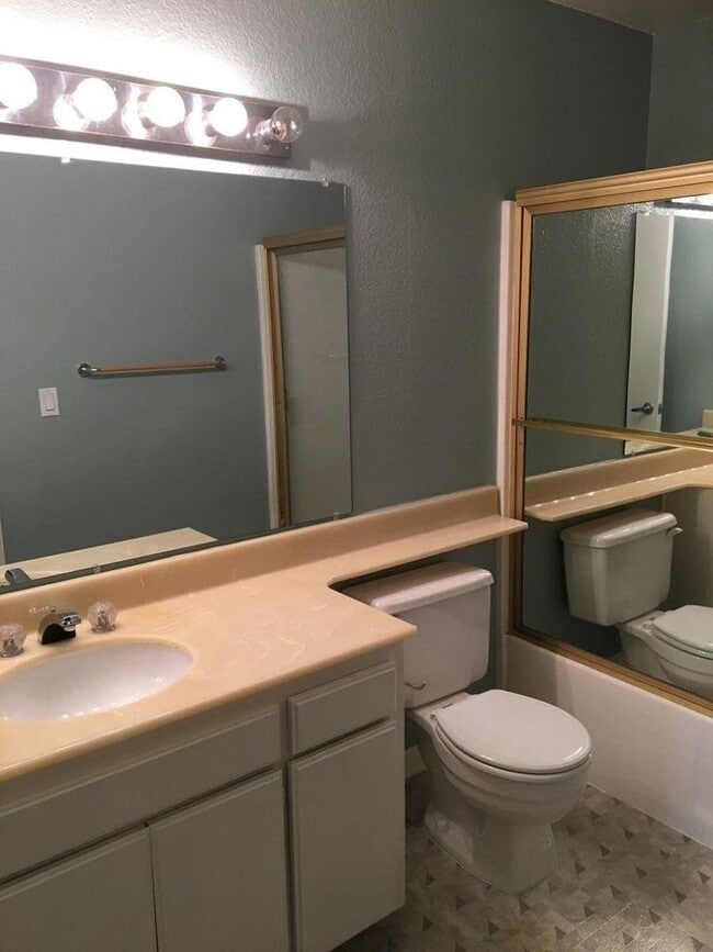 Building Photo - 2 Bed, 2 1/2 Bath Townhome with Bonus Room