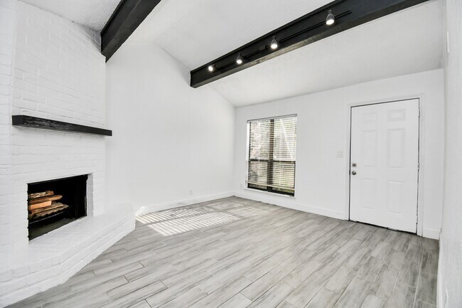 Building Photo - 8573 Wilcrest Dr