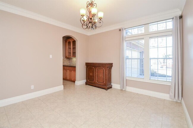 Building Photo - 5835 Stratford Gardens Dr