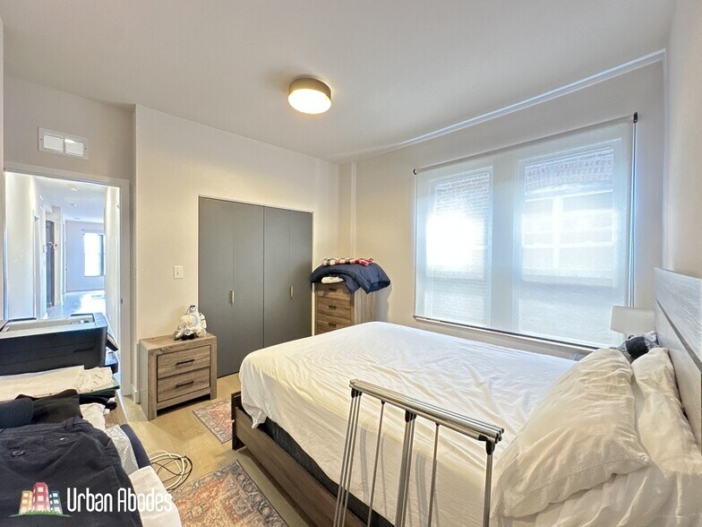 Building Photo - 908 N California Ave