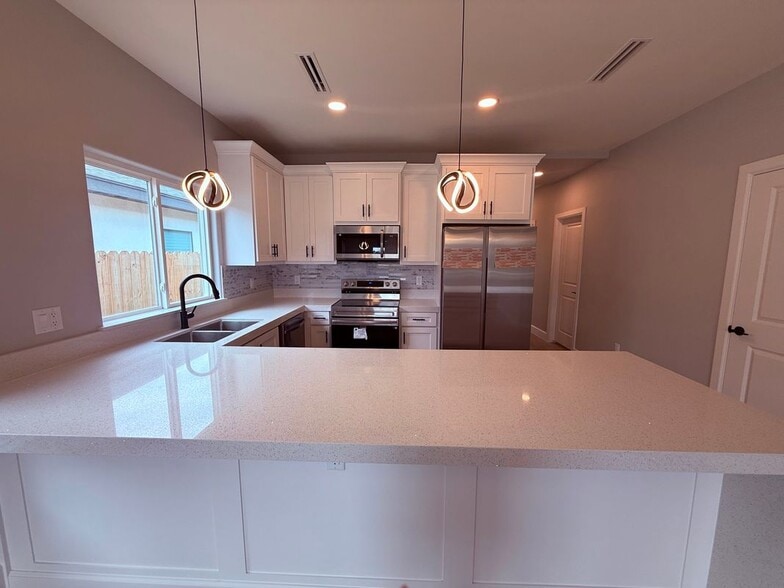 Building Photo - 3222 Villa Rosa Dr