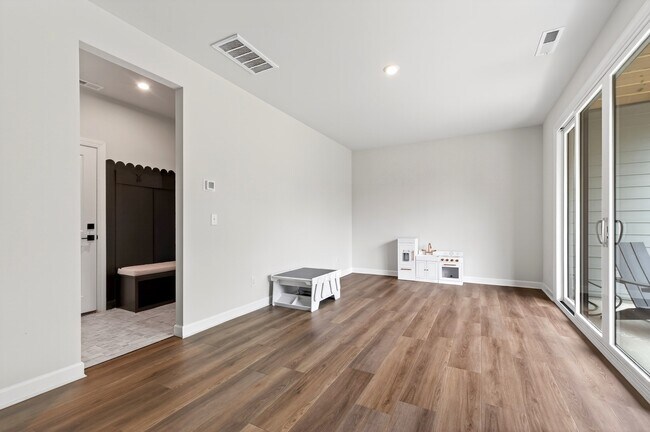 Building Photo - 4730 Cypress Tree Ln