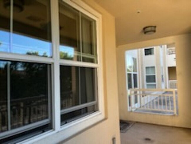 Building Photo - Epic REA - Great 1 BR/1 BA Condo w/Parking...