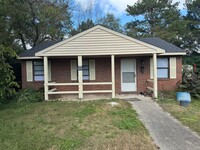 Building Photo - 3 Bedroom Brick House - Available late Nov...