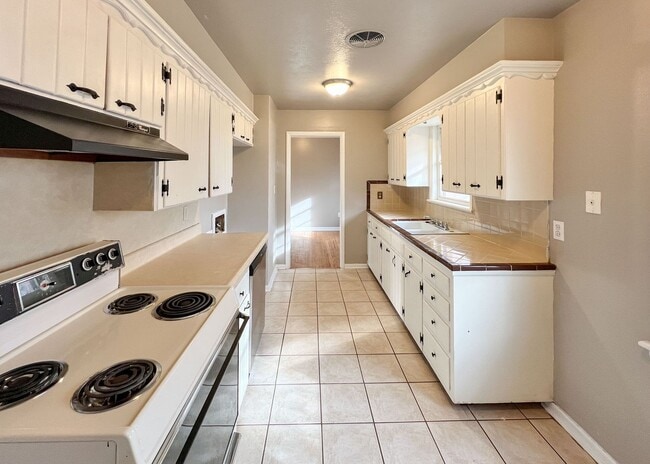 Building Photo - Charming Home Near 15th & Boulevard