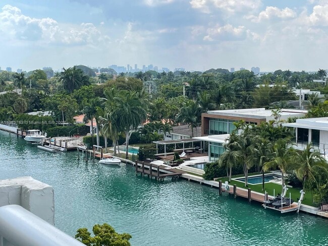 Building Photo - 10000 W Bay Harbor Dr