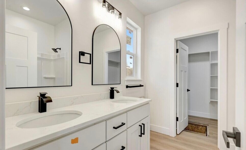 Building Photo - 2631 N Prospect Dr